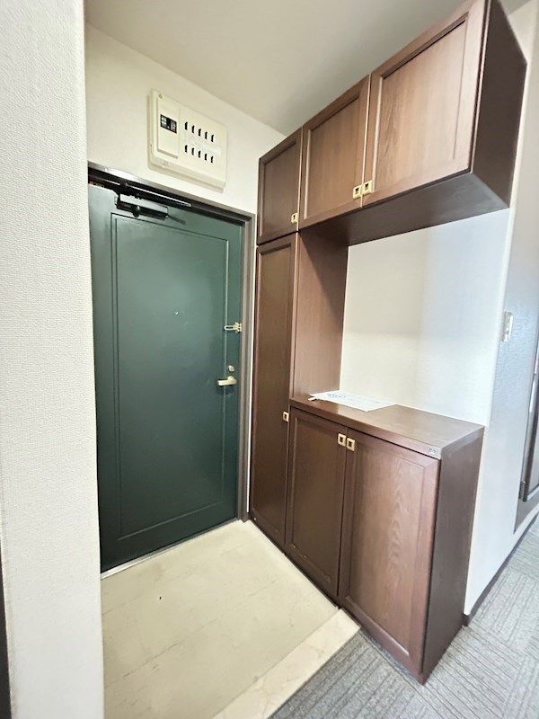 玄関、扉の緑がオシャレ