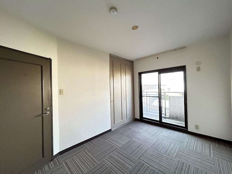 こちらは6.3帖の洋室