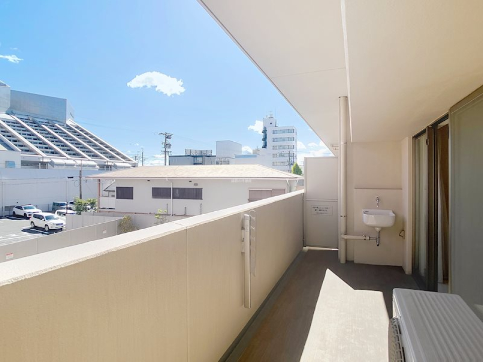 バルコニーも2部屋続きで広々