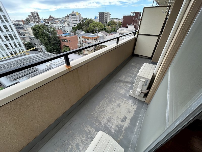 バルコニーは2部屋続きで広々