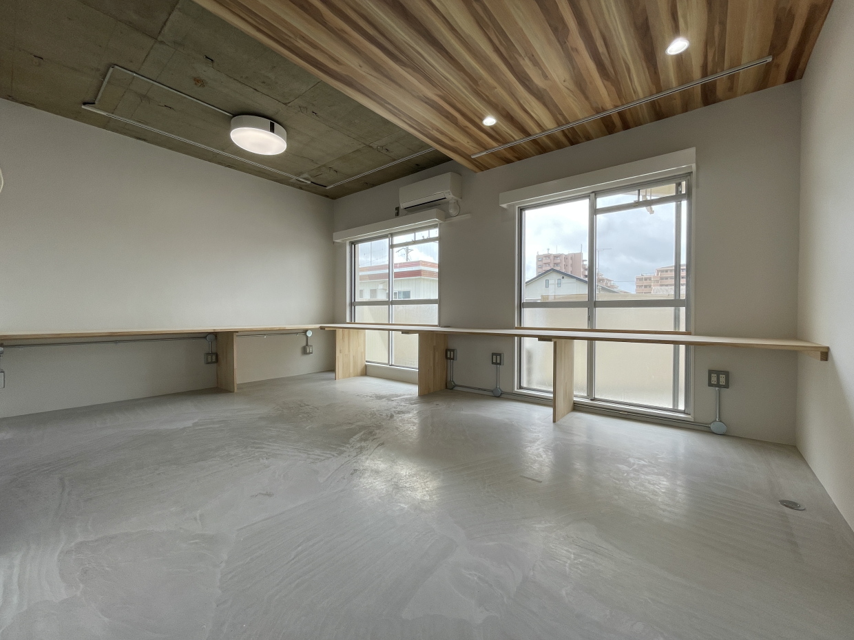 12帖の広々したリビングスペースには造作のデスクを配置