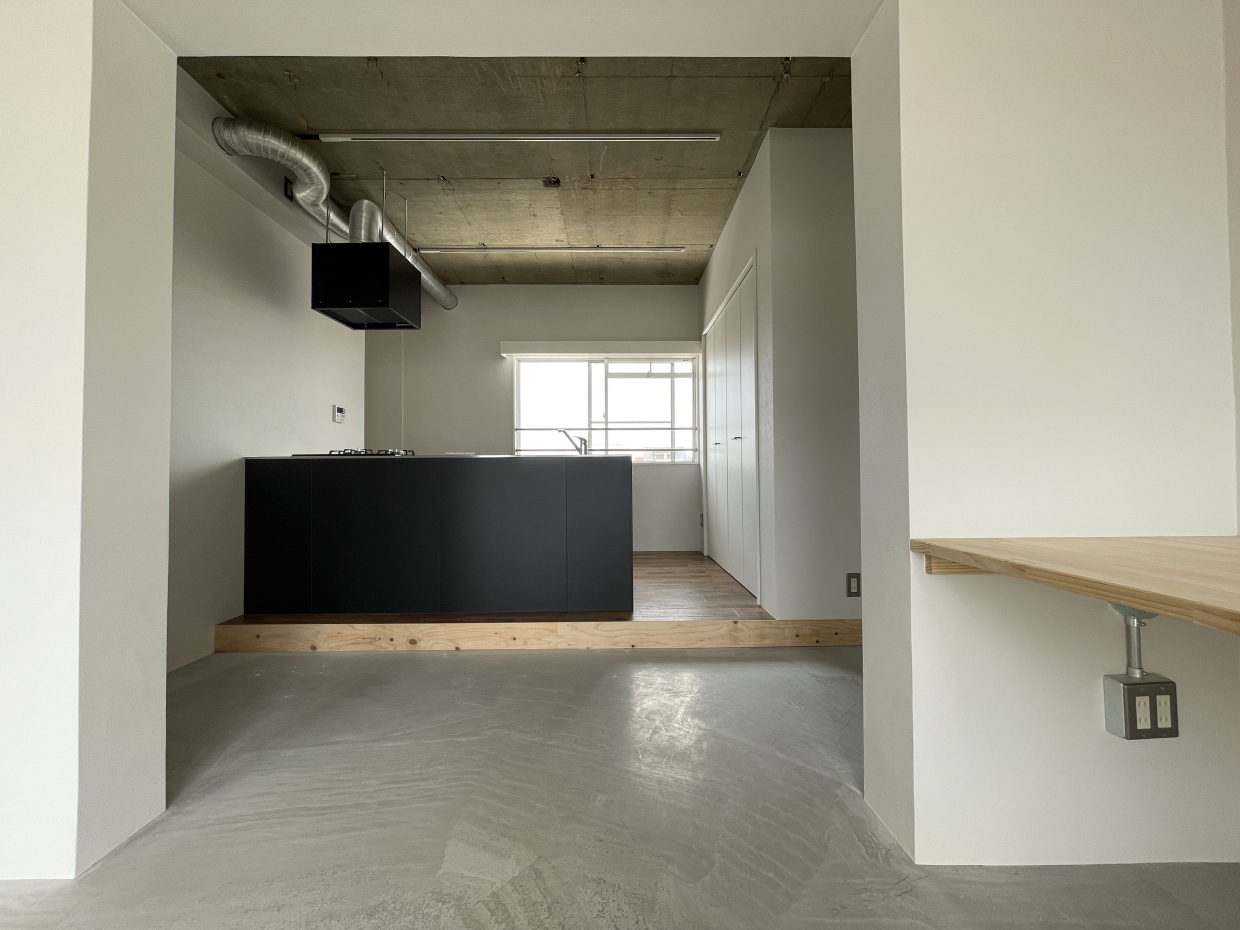 ブラックキッチンが武骨な雰囲気にお似合い