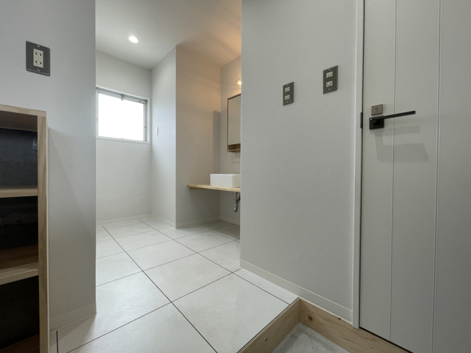 洗面スペースはホワイトタイルでスタイリッシュ