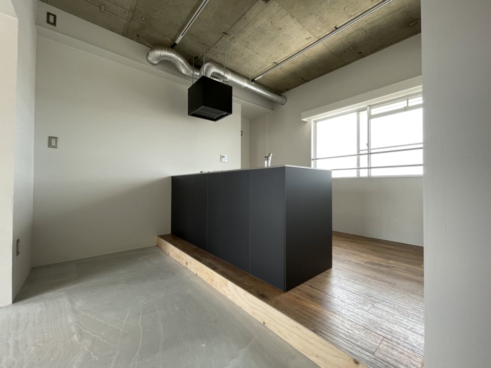 対面キッチンでカウンターチェアを置けばBAR的な雰囲気になる。