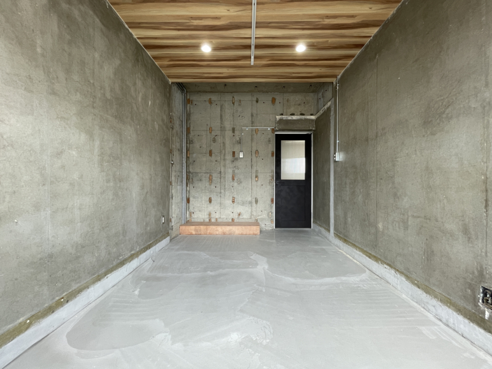 コンクリートの雰囲気と天井のダウンライトが素敵