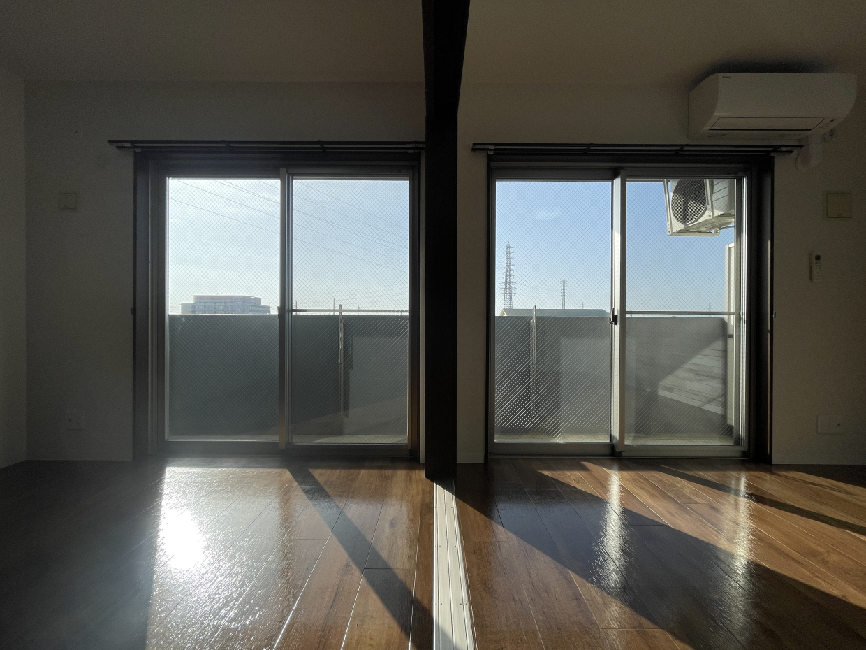 バルコニーからサンサンと光が差し込みます