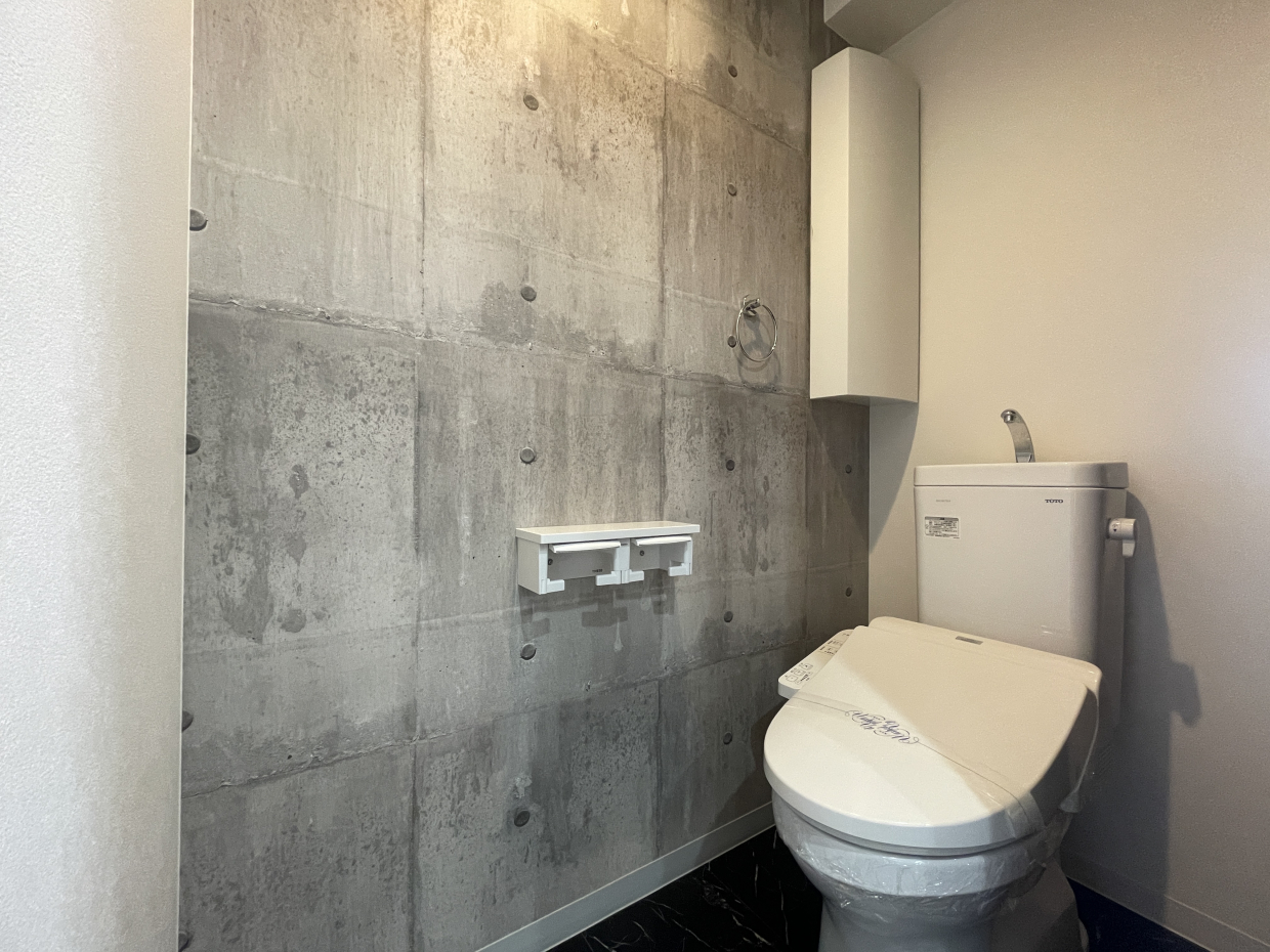 トイレの壁紙はコンクリート調