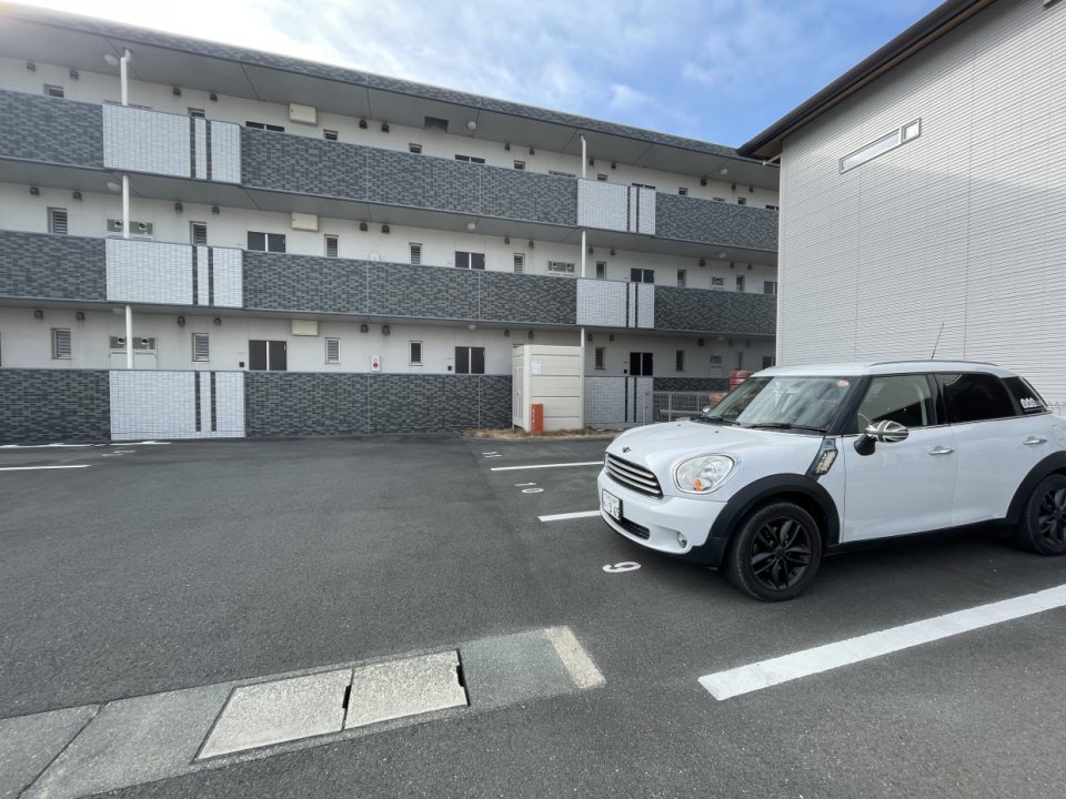駐車場は建物北側