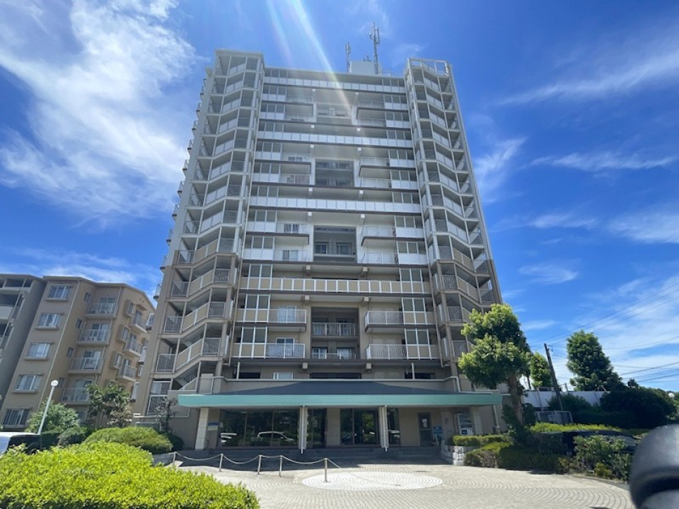 圧巻！湖畔に佇む14階建てマンション！