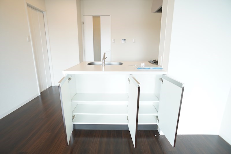 キッチン前の収納も優秀！