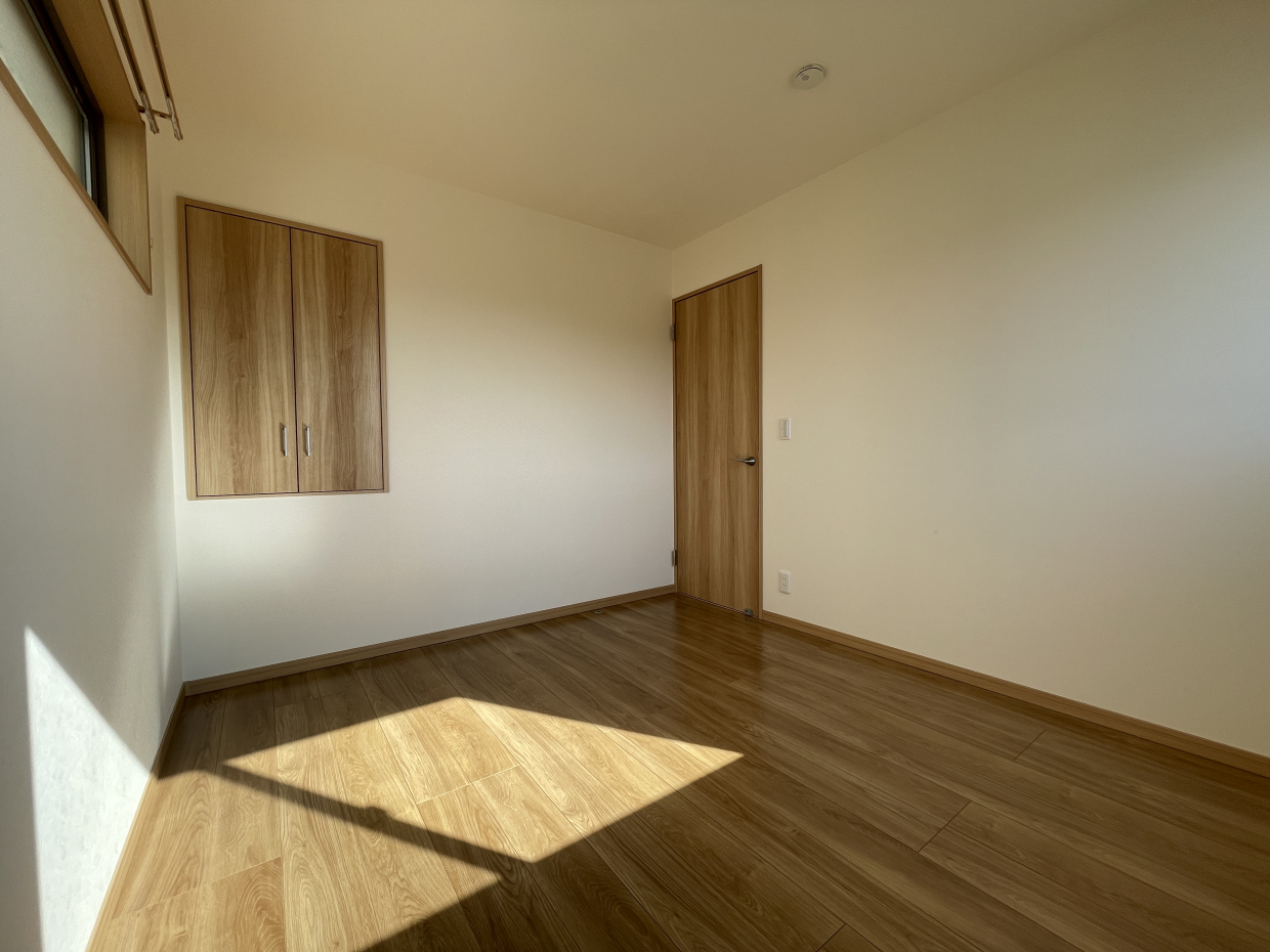 こちらは5.2帖の洋室