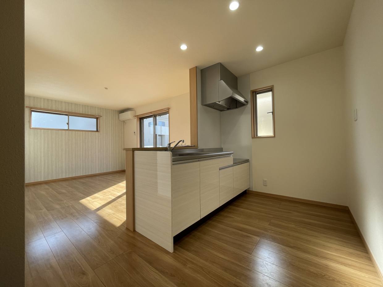 キッチンは対面式で家族の様子が見られる