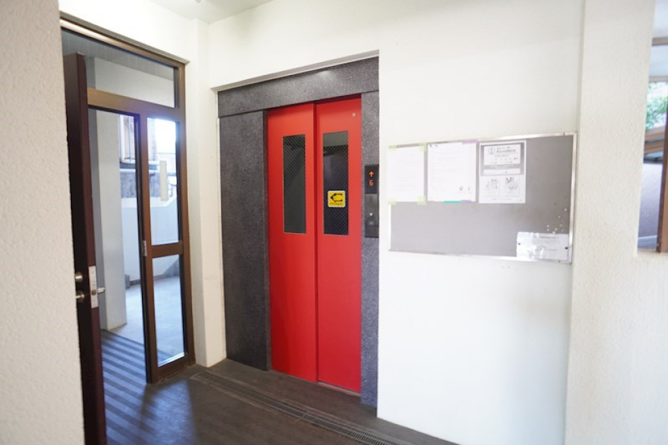 真っ赤なエレベーターがかわいい