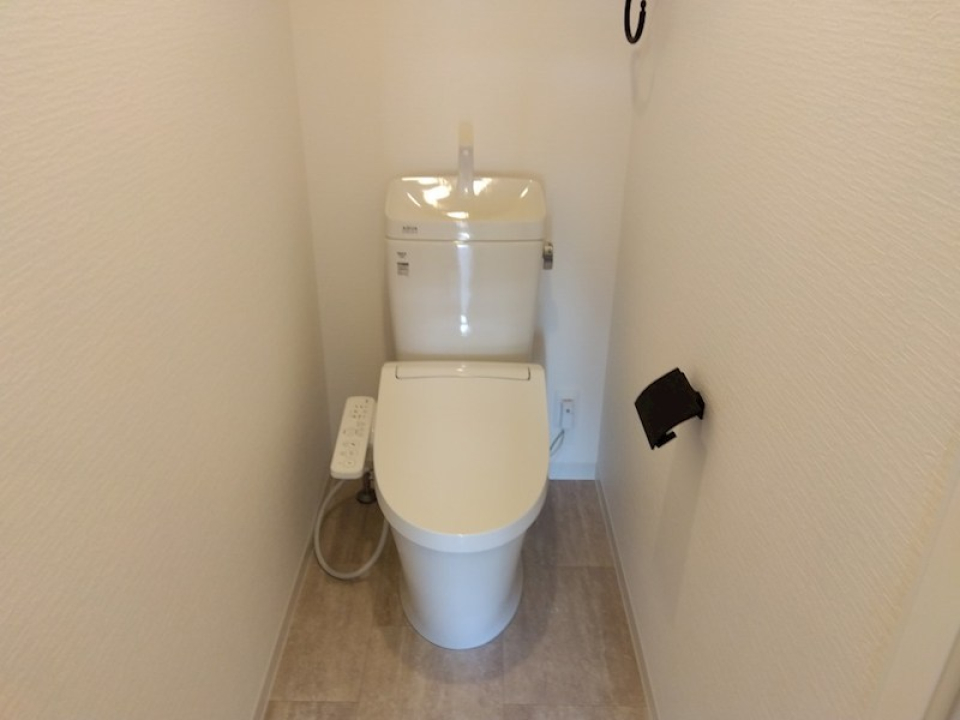 温水洗浄便座付きのトイレ