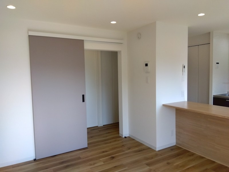 薄ピンクの引き戸もかわいい