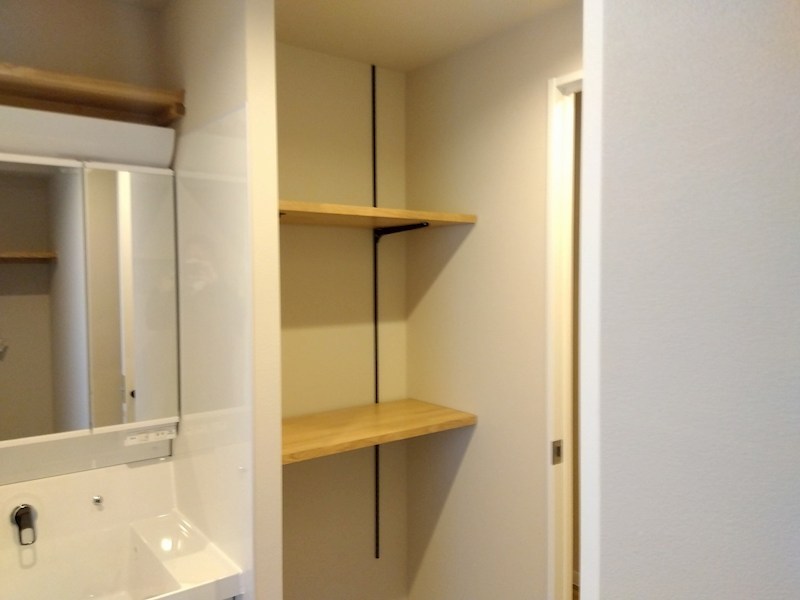 洗面スペースに棚まであります