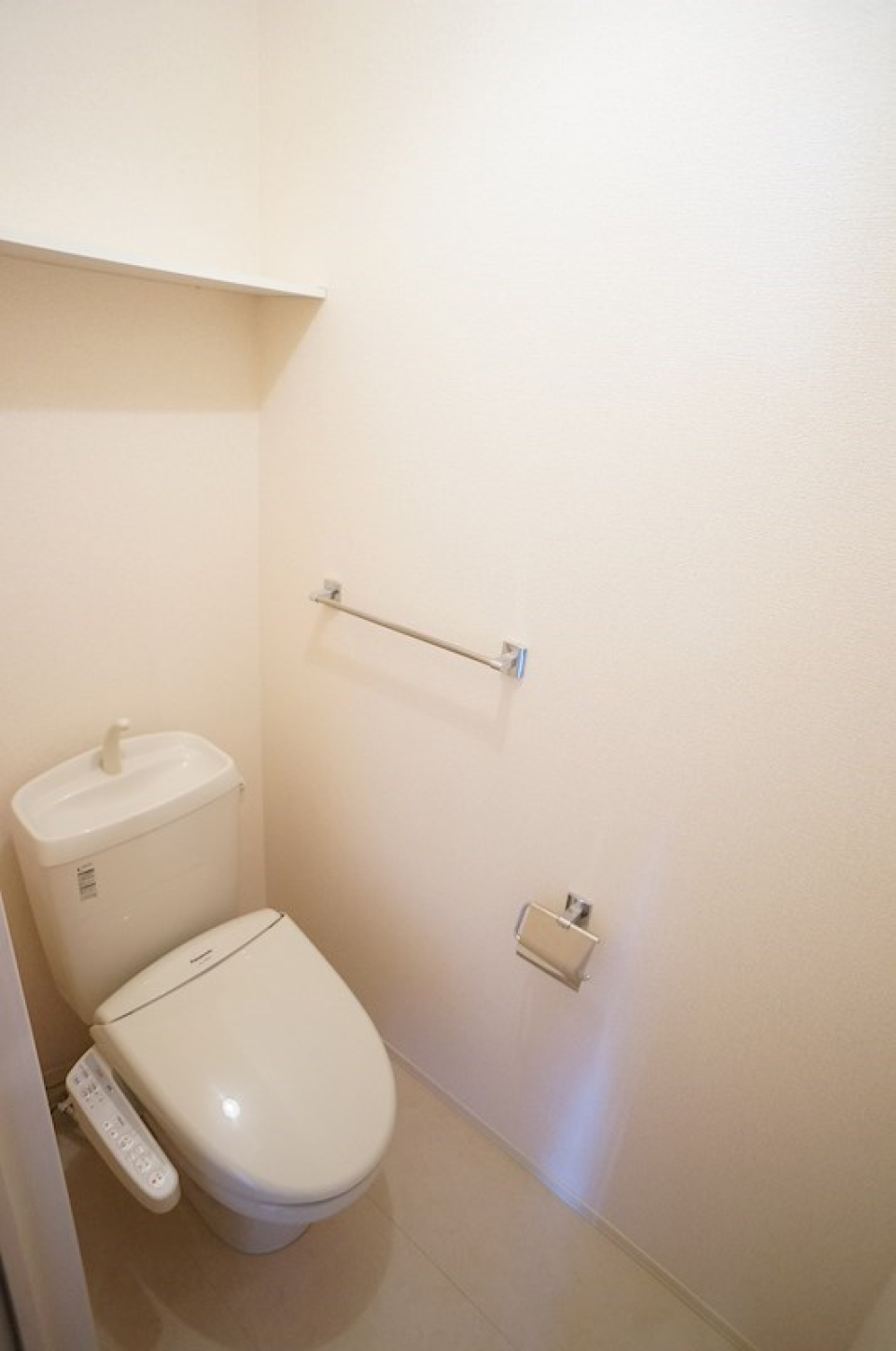 温水洗浄便座付きのトイレ