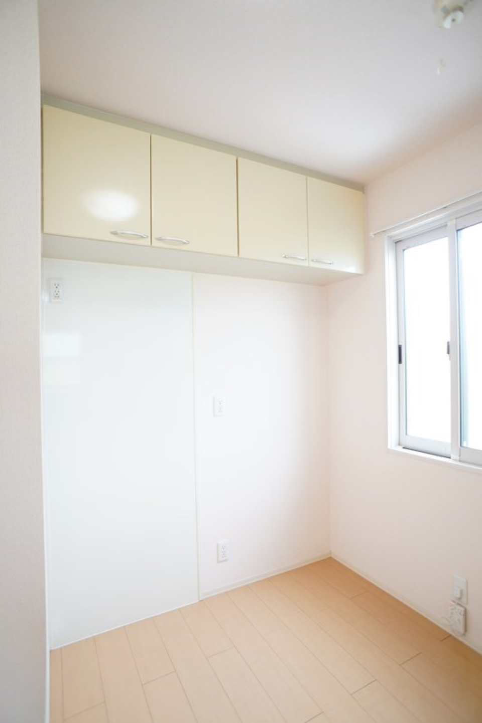 キッチンスペースの頭上に収納棚が