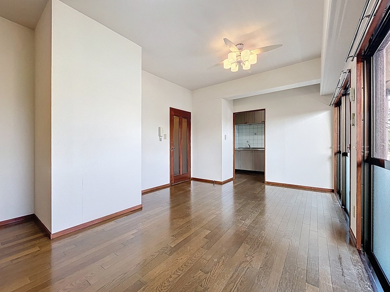 シャンデリアタイプの照明付き