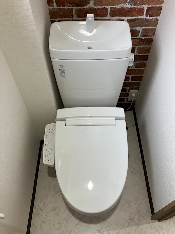 温水洗浄便座付きのトイレ