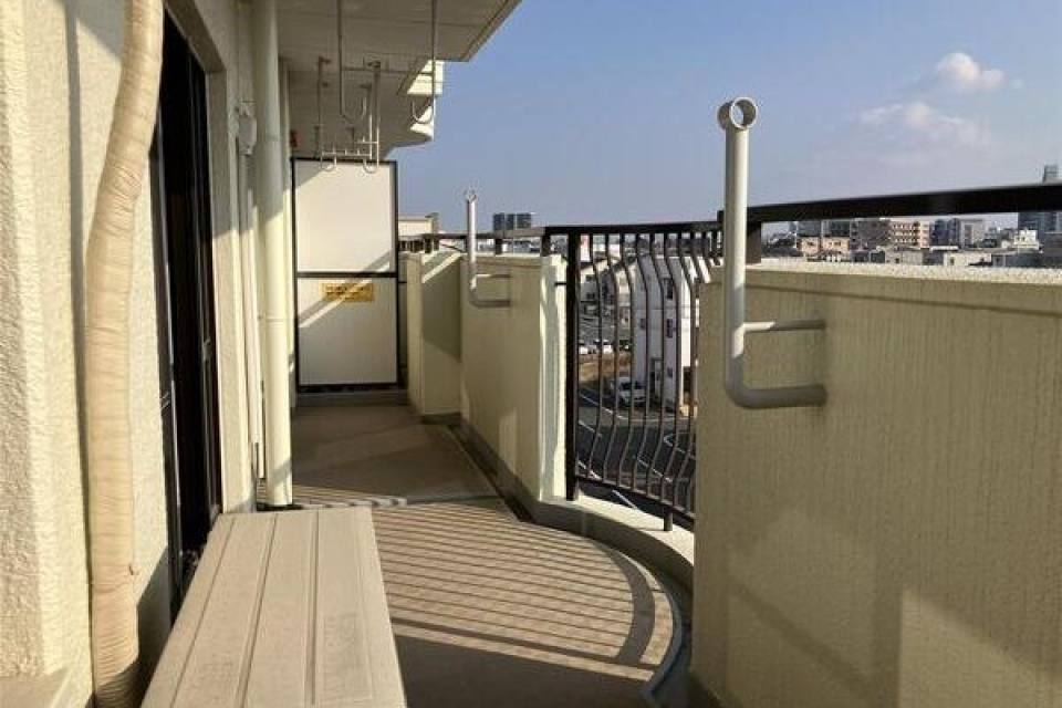 バルコニーは2部屋続きで広々！