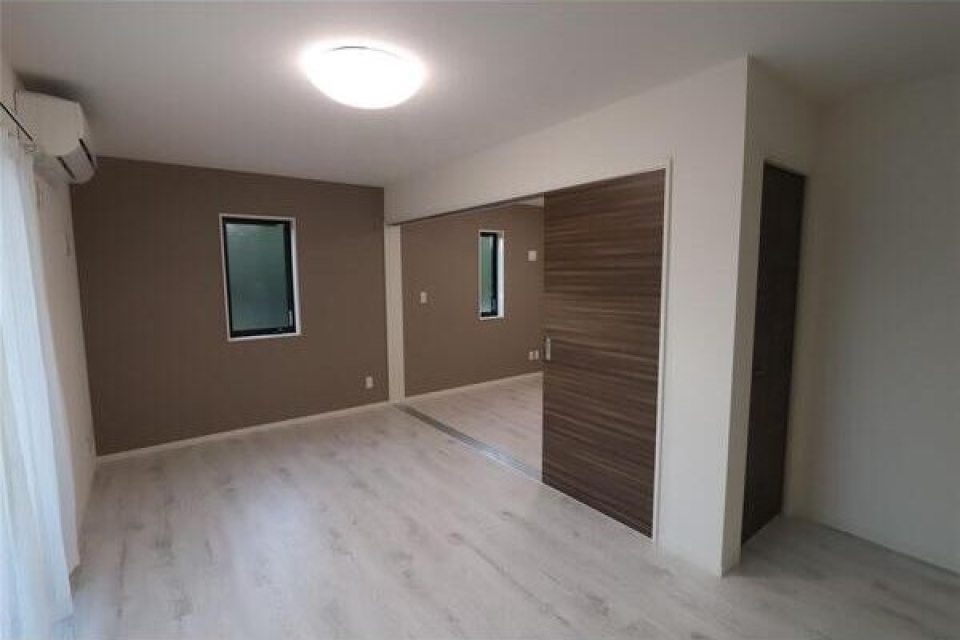 LDKに併設された6.1帖の洋室