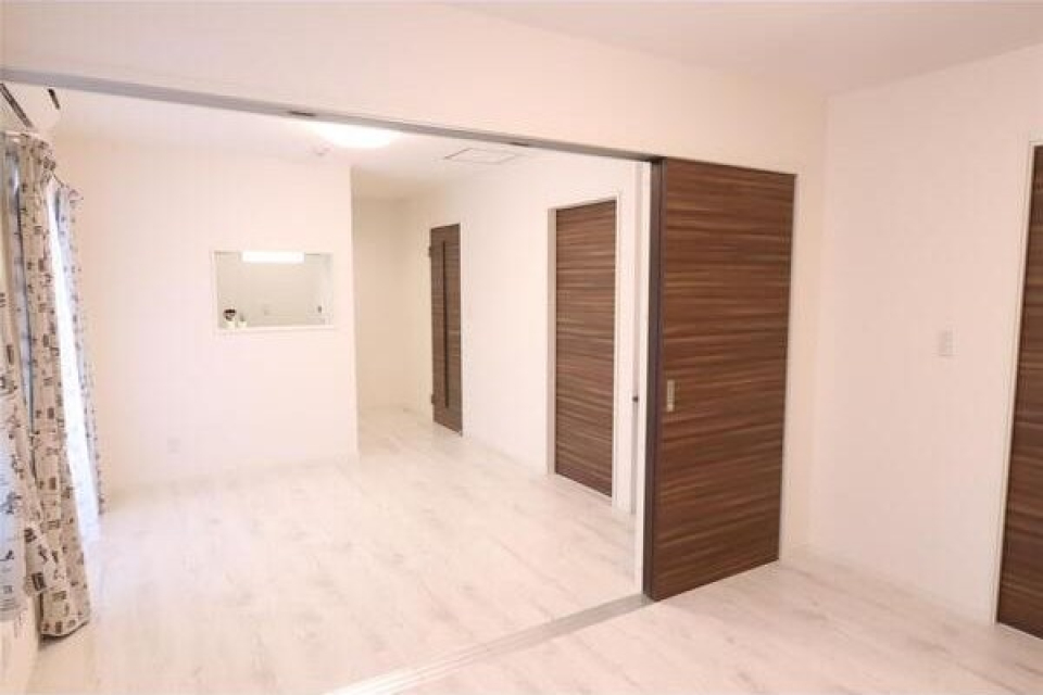 引き戸を開けると6帖の洋室と繋がり広々！