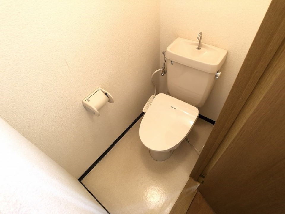 温水洗浄便座付きのトイレ