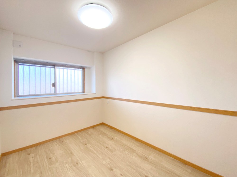 こちらは5.3帖の洋室