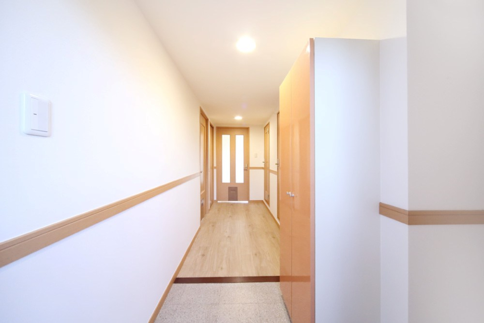 廊下はどっかの施設みたい