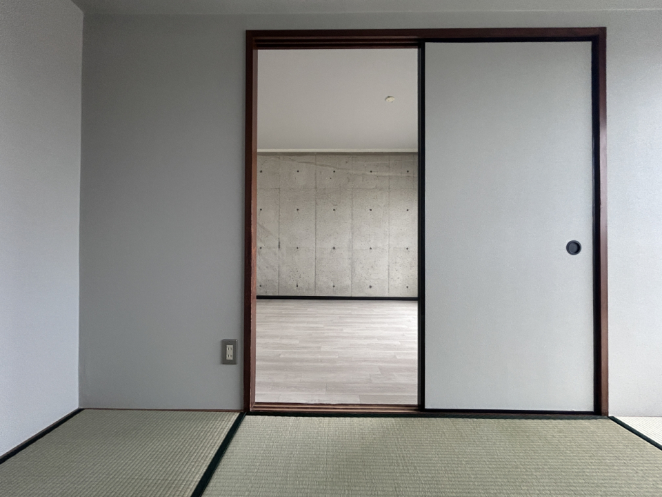 畳と襖とコンクリート。ふむ。