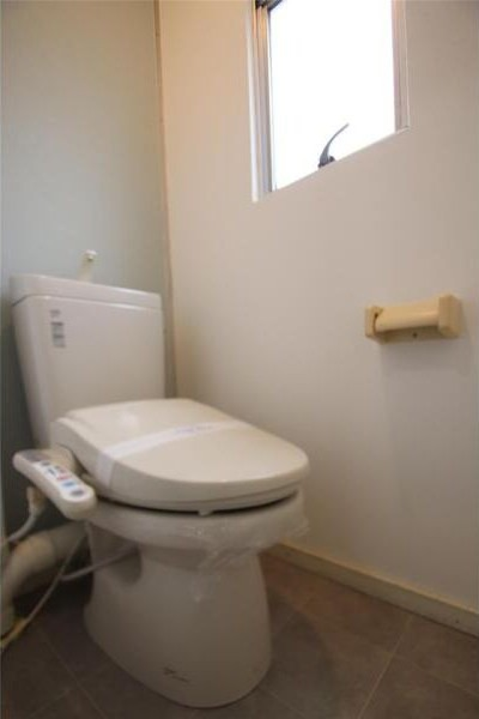 温水洗浄便座付きのトイレ