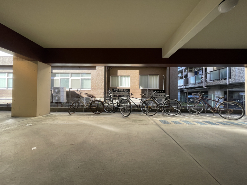 駐車場奥に駐輪場スペース