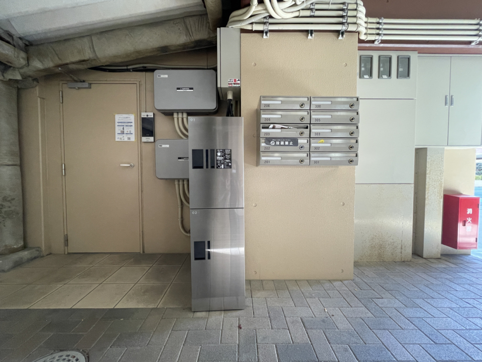 駐車場の一角にポストと宅配BOX