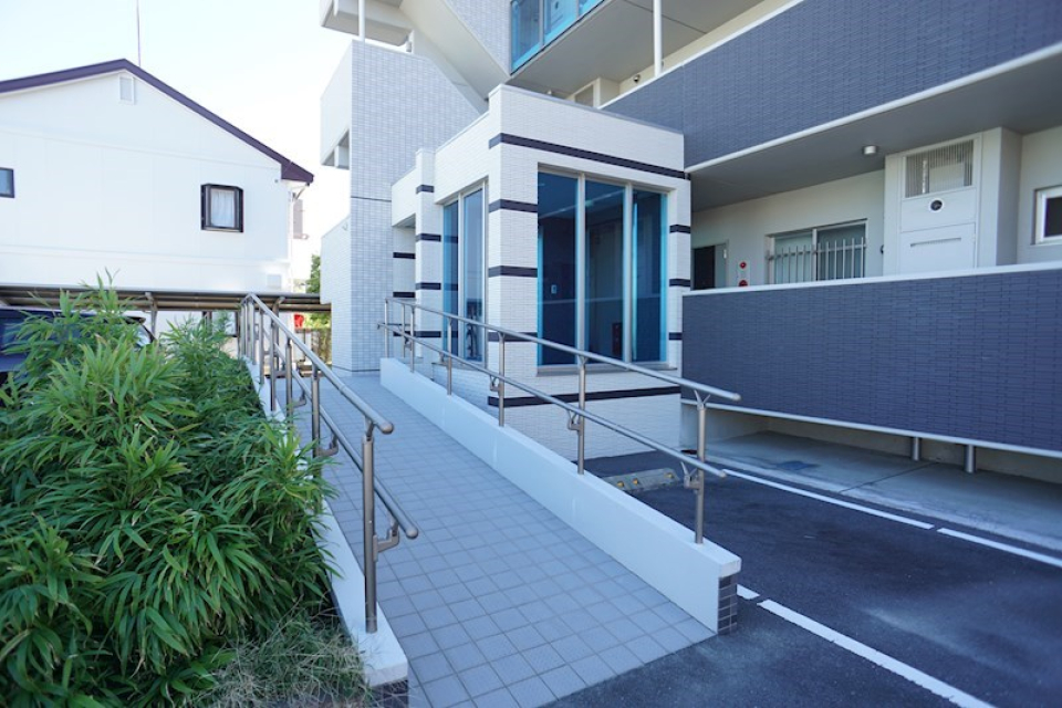 スロープ付きで優しい造り