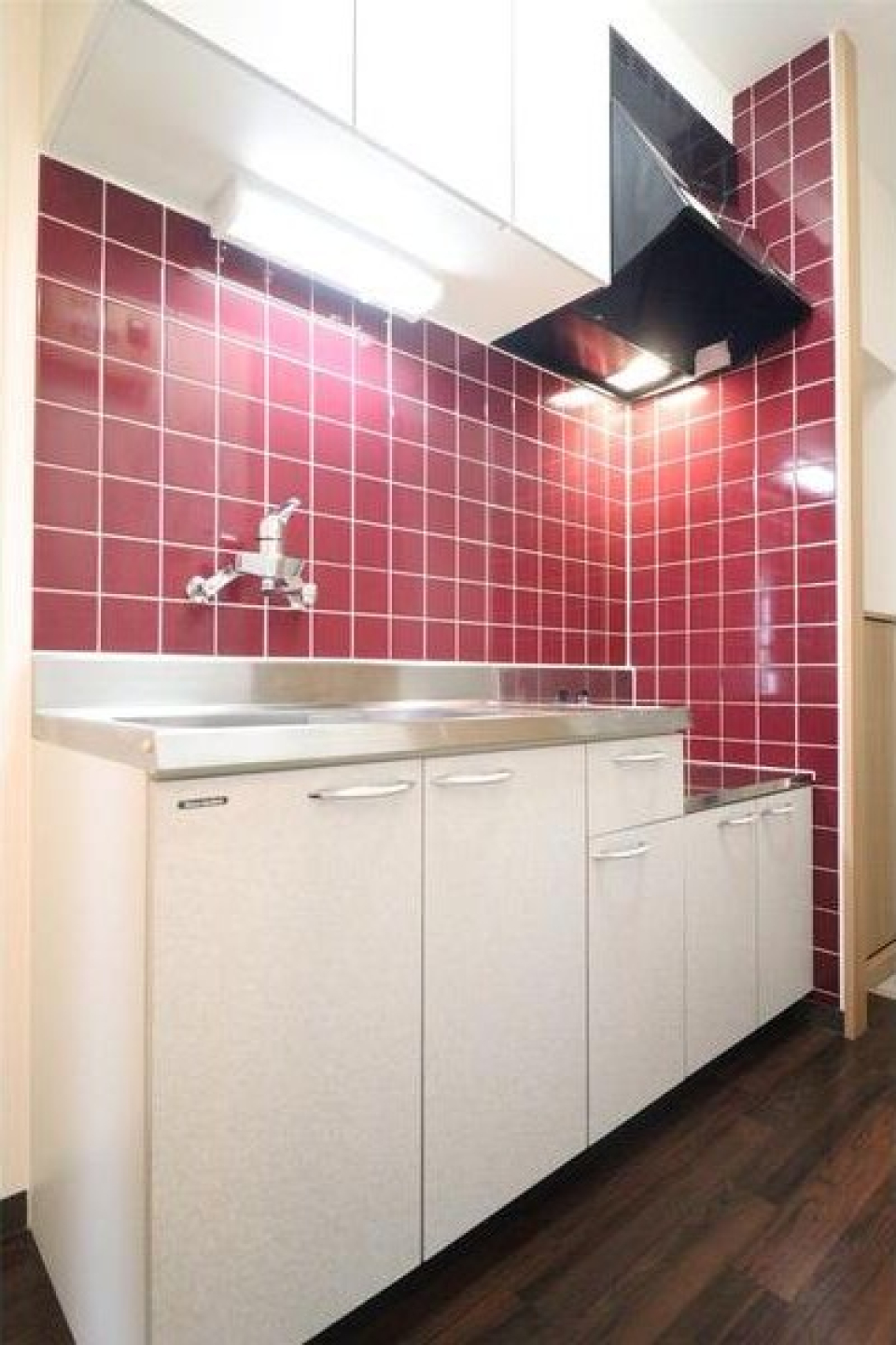 赤色のキッチンタイルがかわいい！