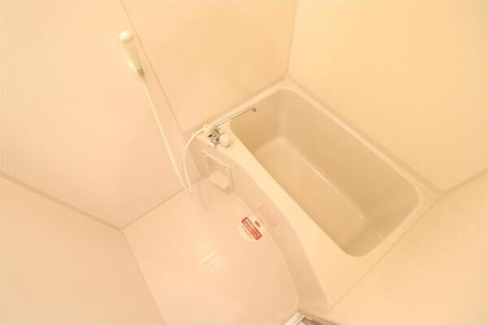 白を基調とした清潔感のある浴室！