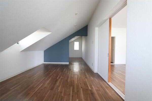 懐かしさのある屋根裏の部屋