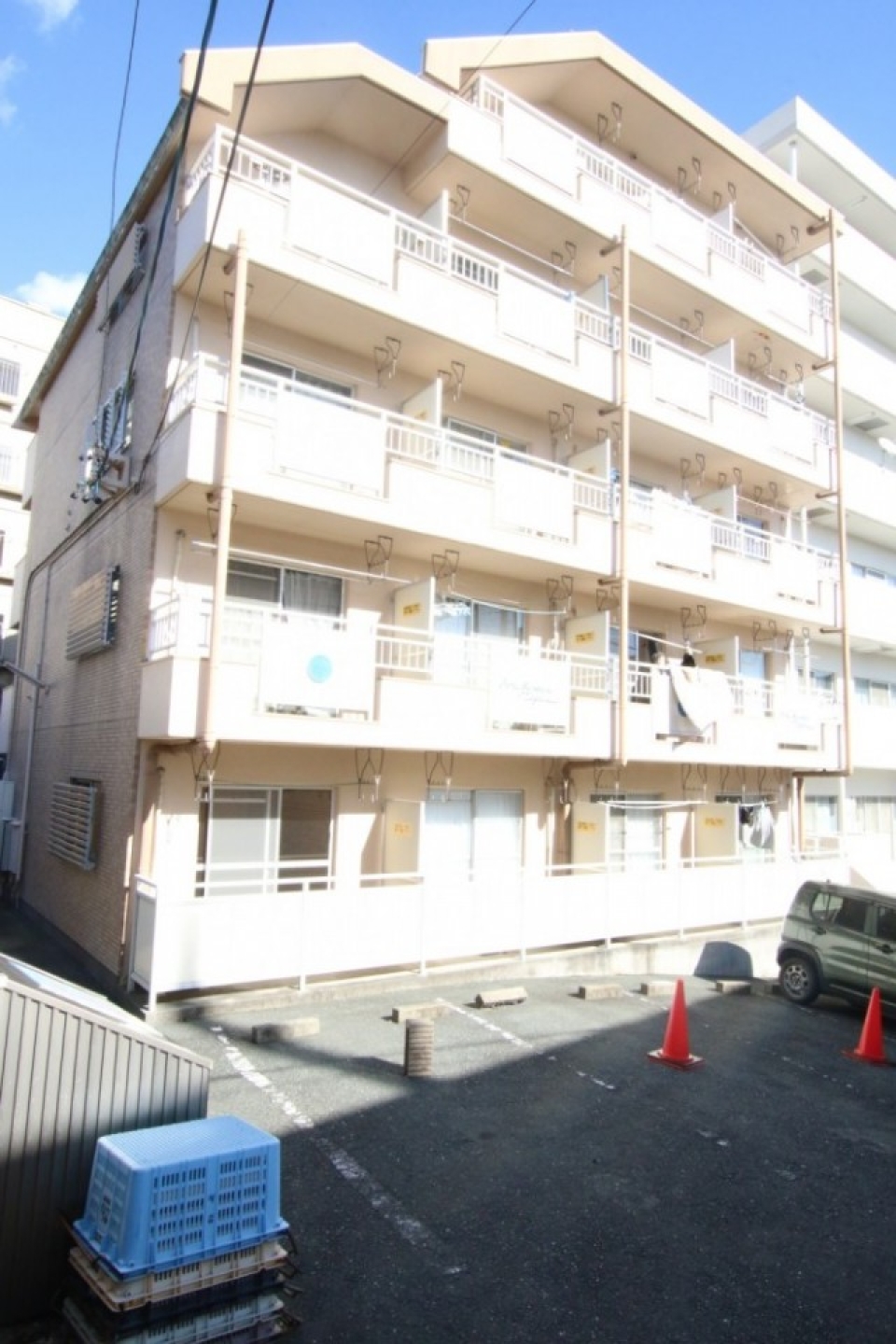 写真だとわかりずらいが坂道の途中に建っている。土台を見るとよくわかる。