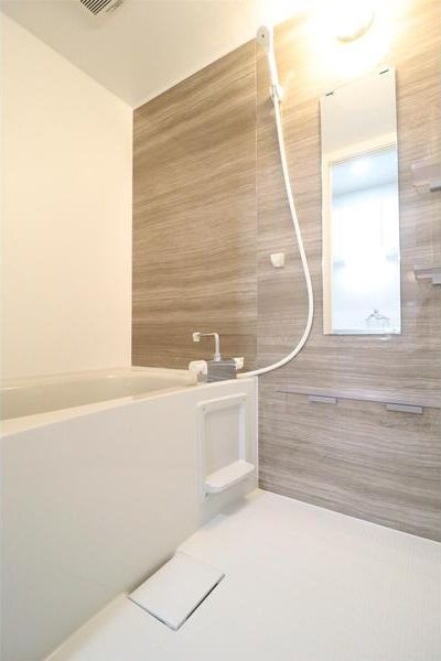 壁がオシャレな浴室