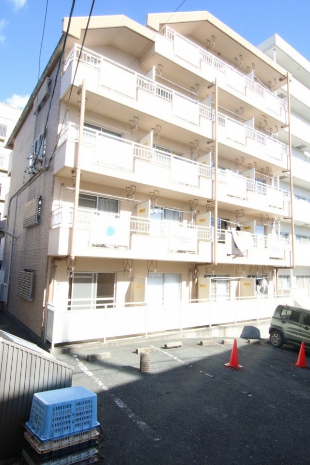 写真だとわかりずらいが坂道の途中に建っている。土台を見るとよくわかる。