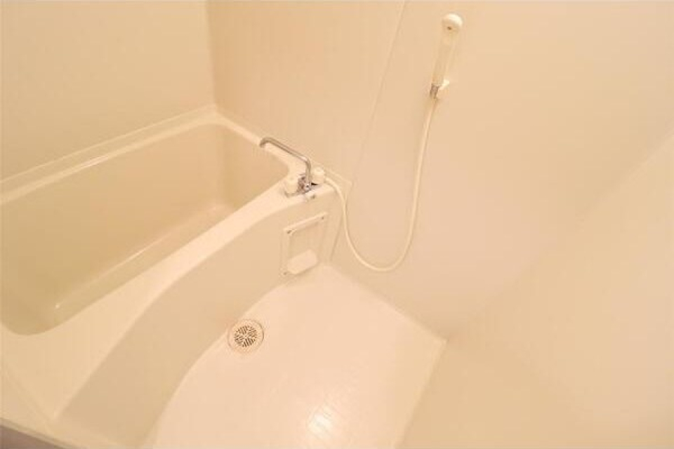 白い清潔感のある浴室