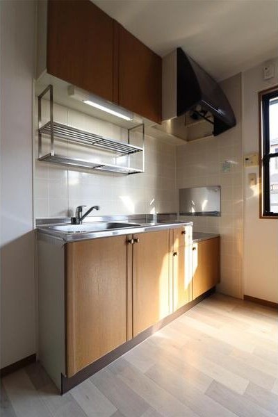 収納ラックつきで快適な料理可能！