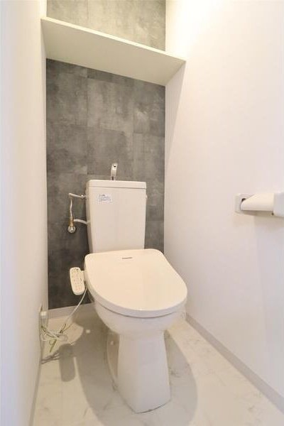 背面の壁がモダンなトイレ