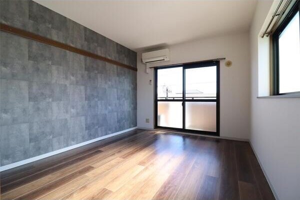 壁のデザインがオシャレな9帖