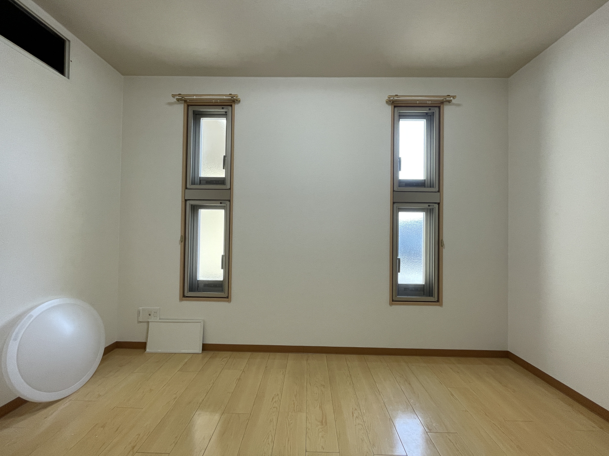 こちらも小窓付き