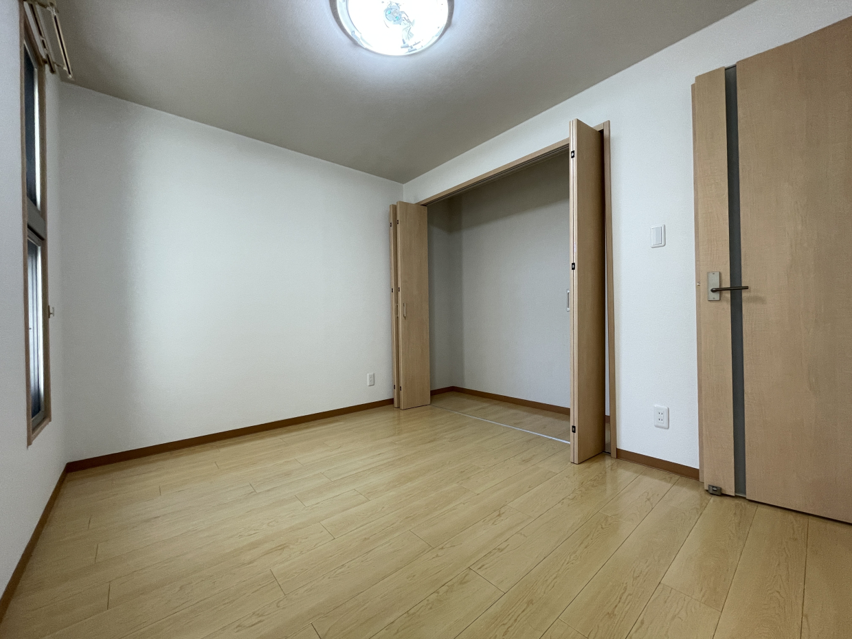 こちらはもう一つの6帖洋室