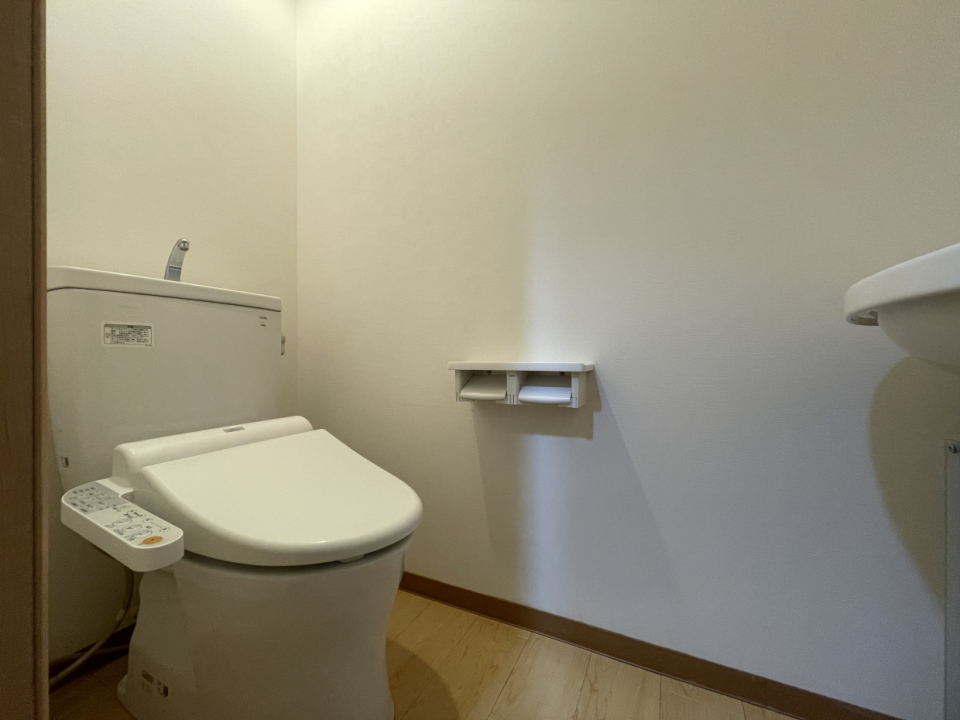 温水洗浄便座付きのトイレ