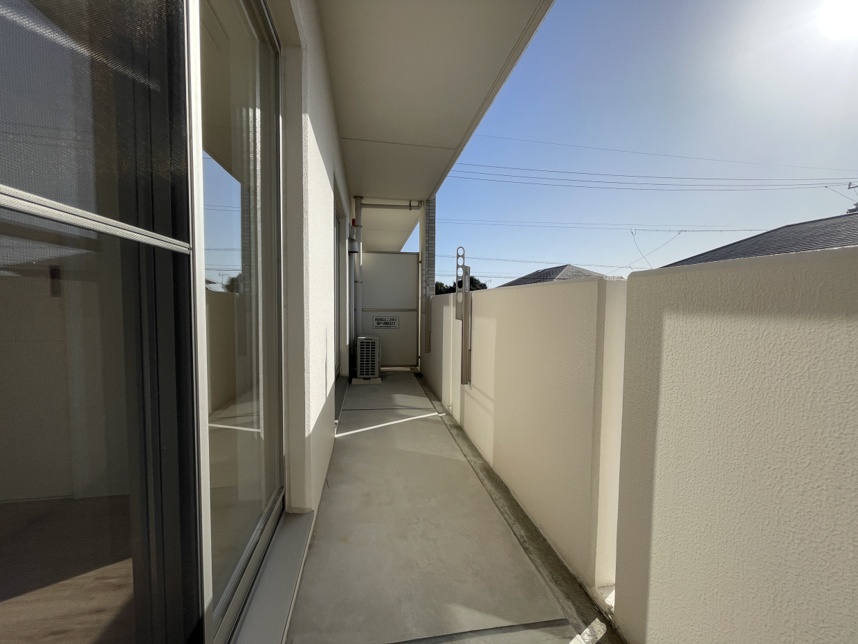 バルコニーは2部屋続きで広々