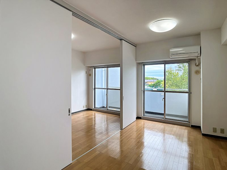 洋室は引き戸で仕切られています